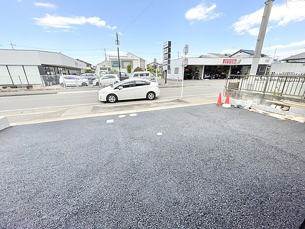 広々とした開放感を感じさせる、日々の暮らしにゆとりを生む整えられたスペースです。