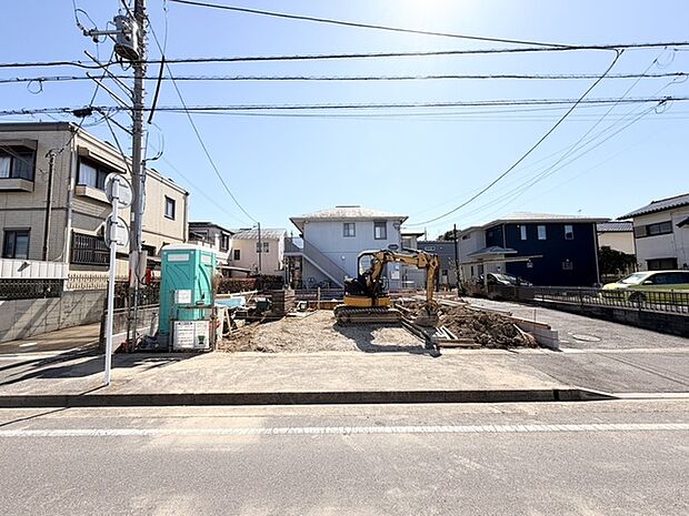 広がる空の下、未来が形作られる場所。