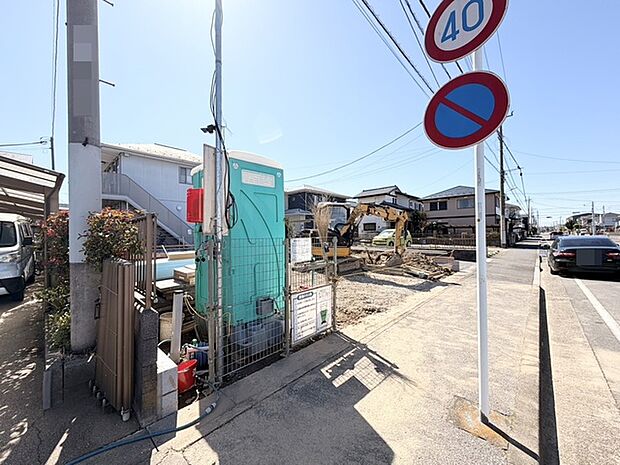 青空の下、整備が進む穏やかな住宅街の風景