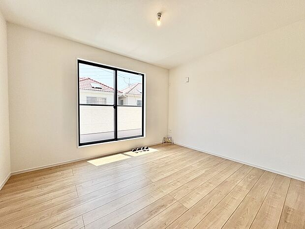 無駄な装飾を削ぎ落としたシンプルな空間は、住まう方の感性に合わせて自由に彩りを添えていただけます。