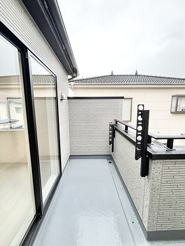 室内から外へと視界が自然に広がり、住まいに開放感と心地よい風通しをもたらしてくれる空間です。