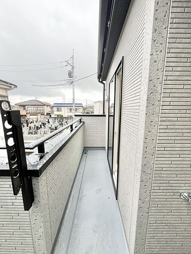 静かな街並みを一望できる、開放感のあるプライベートな屋外空間です。