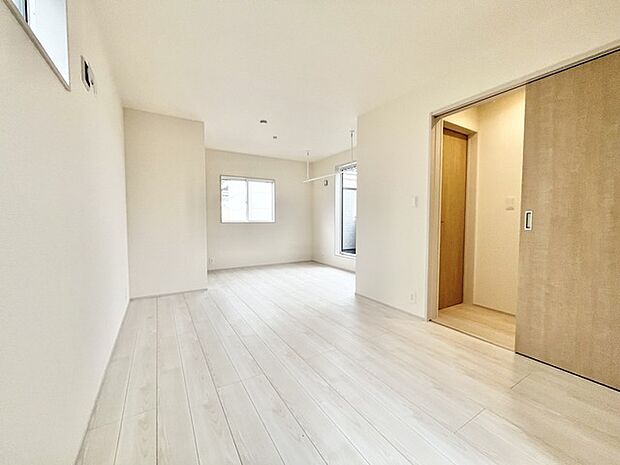 無駄な要素を削ぎ落としたシンプルな空間が、日々の暮らしに心地よいゆとりと安らぎをもたらします。