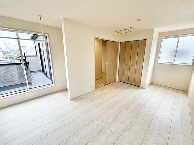 白を基調としたニュートラルな色合いが、日々の暮らしに穏やかな心地よさと広がりをもたらします。