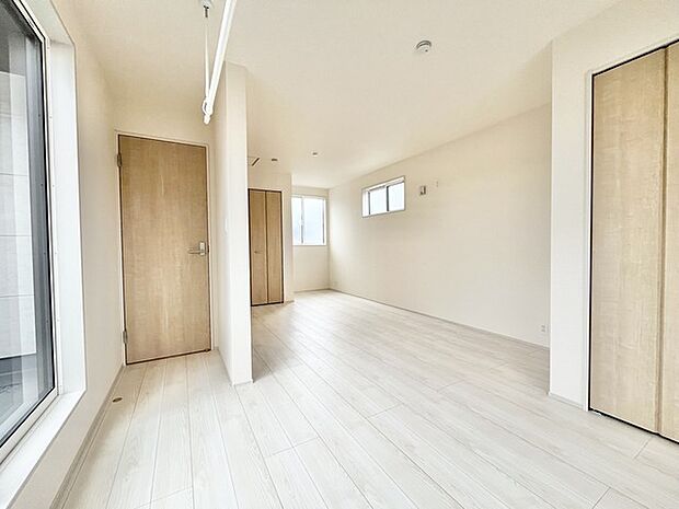 余計な装飾を削ぎ落としたシンプルな空間は、住まう人の個性を引き立てる穏やかな余白となっています。
