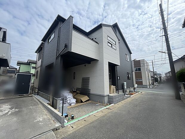 モダンな外観が印象的な、新しい暮らしが始まる住まい