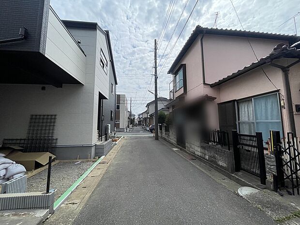 穏やかな街並みに溶け込む、落ち着いた佇まい。