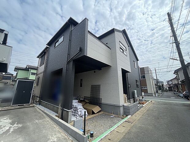 モダンな外観に、穏やかな空が広がる風景。