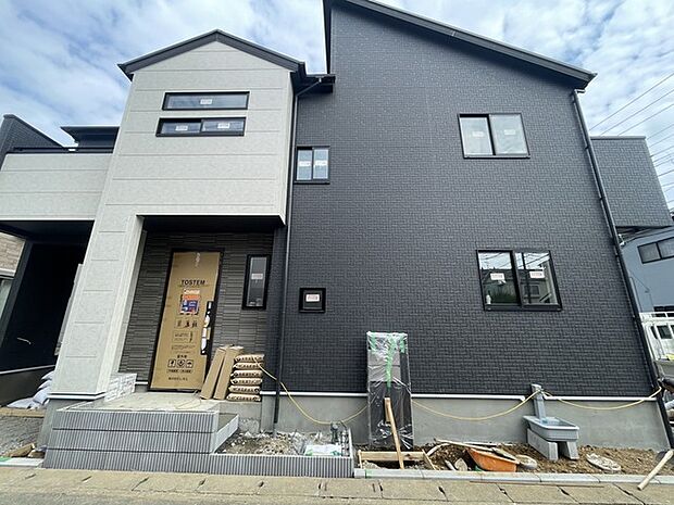 モダンなデザインに、落ち着いた色合いが印象的な住まい