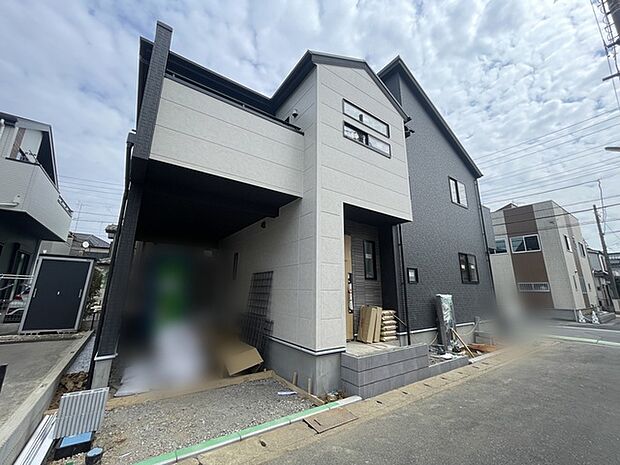 モダンなコントラストが都会的な印象を与える邸宅