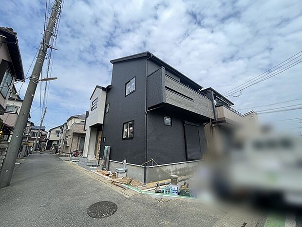 落ち着いた街並みに調和する、洗練された佇まい。