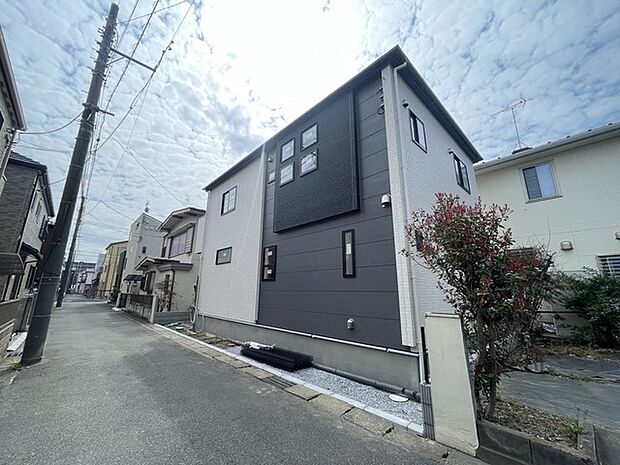 モノトーンの外観が洗練された雰囲気を醸し出す邸宅