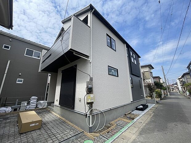 モダンな外観が、都会的な暮らしに彩りを添えます