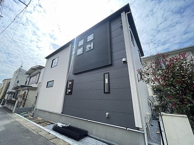 モダンな外観が、静かで落ち着いた暮らしを予感させます。