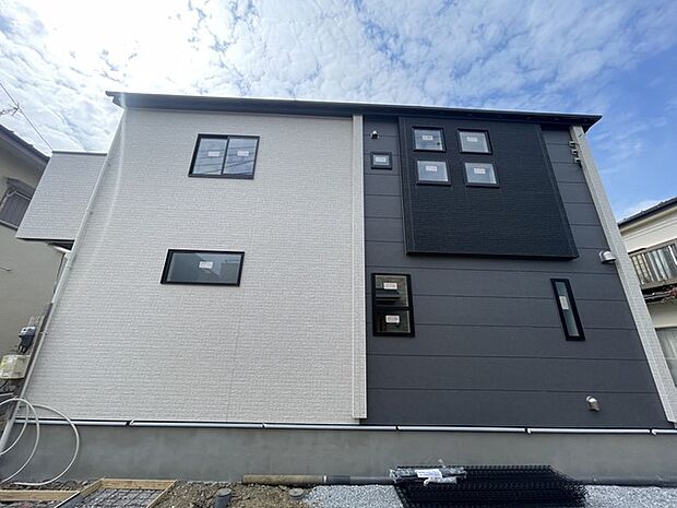 モダンな外観が、洗練された都市生活を予感させる住まい。