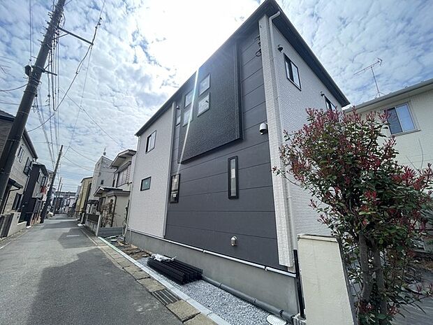 空と建物のコントラストが、洗練された印象を醸し出す住まい