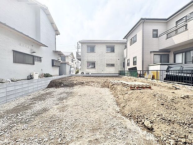 整然とした街並みに、未来が広がる開放的な空間。