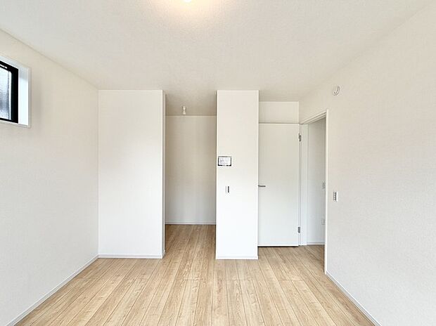 新築の木の匂いのする室内。写真では伝わらないので、ぜひ現地でお確かめください。