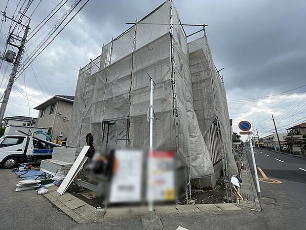 新たな空間が生まれる、期待感に満ちた街角