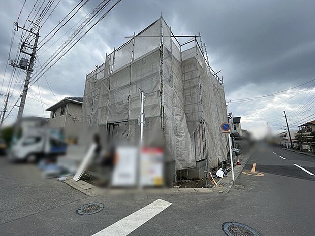 街並みに溶け込む、静かな佇まい。