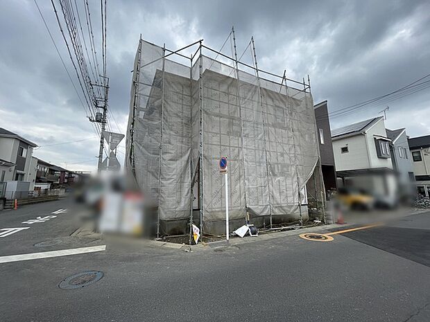 建設途中の建物が、静かに姿を現し始めています。