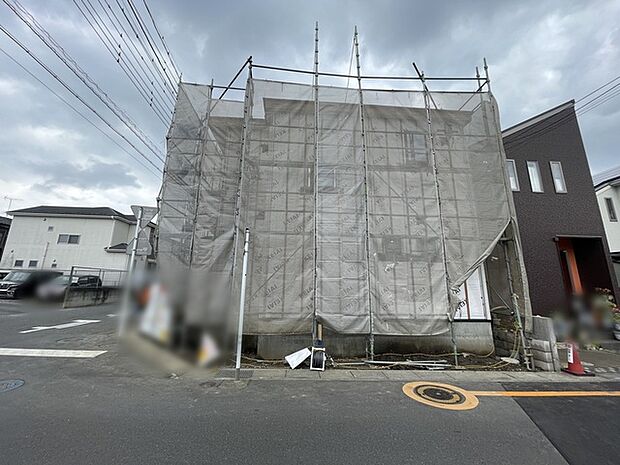 建物の新設工事が進む、活気あふれる街並み。