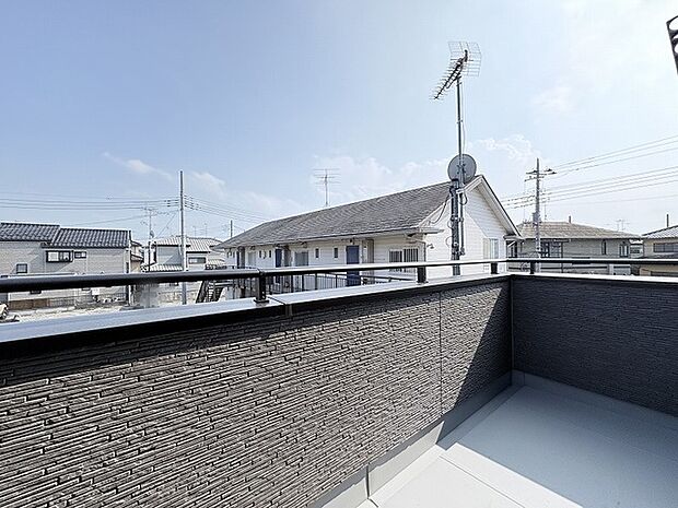 空が広く見渡せる開放的な空間は、穏やかな日常を過ごすための心地よい場所としてお使いいただけます。