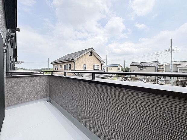 視界を遮るものが少なく、開放的な空の広がりを感じられる心地よい空間です。