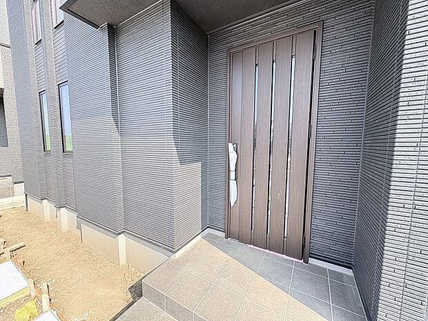 洗練された重厚感のある外観デザインが、日々の帰宅を心地よく迎えてくれる住まいです。