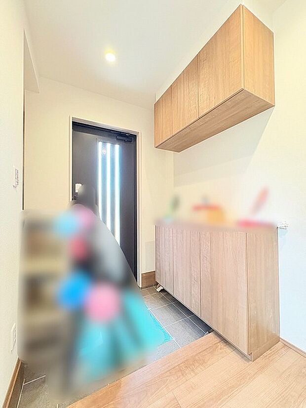木目の温もりを感じるナチュラルな色合いが、日々の暮らしの始まりを穏やかに演出してくれる空間です。