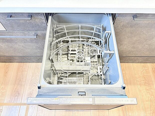 日々の家事を支える機能的な設備が、落ち着いた空間の雰囲気に美しく溶け込んでいます。
