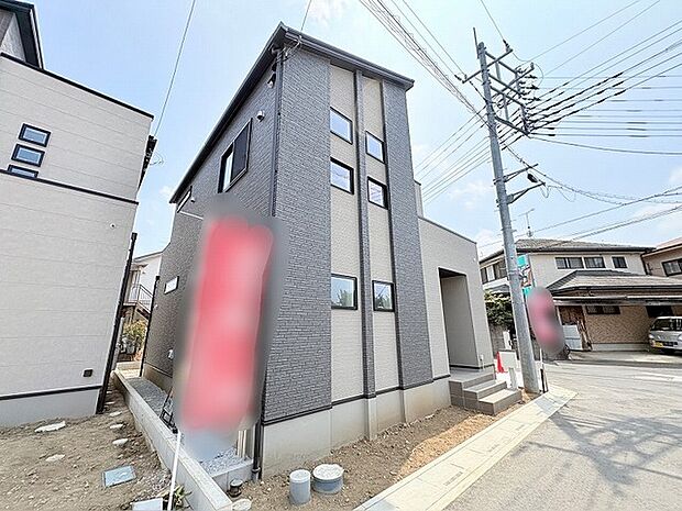 洗練された配色と端正なフォルムが街並みに溶け込み、確かな存在感を放つ佇まいです。