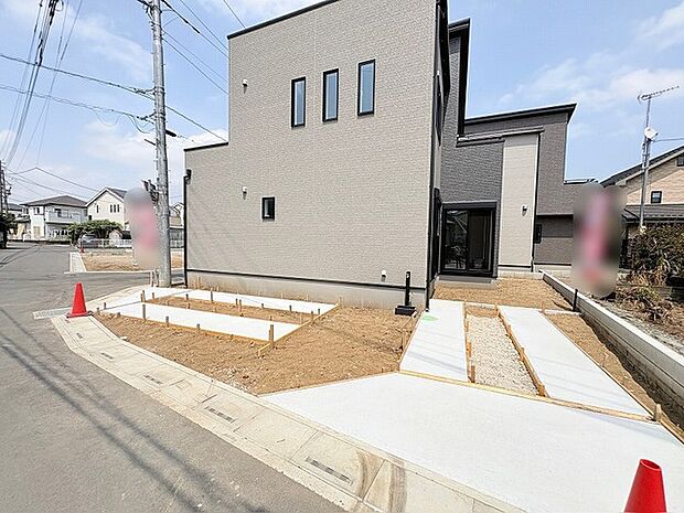 すっきりとした外観とゆとりある敷地が、穏やかな暮らしの始まりを予感させる住まいです。