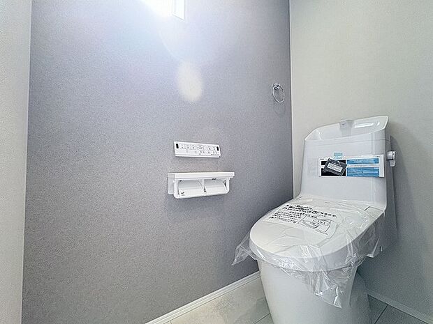 落ち着いた色味の壁面が心地よい静寂を生み出し、洗練された空間を演出しています。