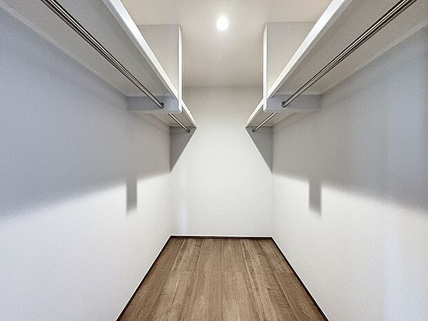 無駄のないシンプルな構成で、住まい全体の調和を乱さない静かな佇まいが魅力の空間です。