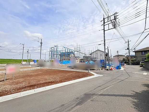 住民の方が主に利用する交通量少なめの道路に面してます。 
