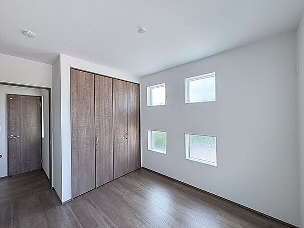 木目調の建具がアクセントとなり、心穏やかに過ごせる落ち着いた空間が広がります。