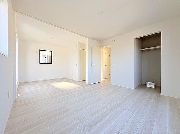 今からここを誰のお部屋にしようか、そんな洋室。