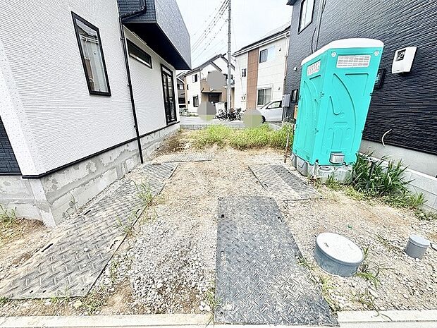 周囲の建物と調和する整った街並みの中に位置し、ゆとりある敷地が広がる穏やかな住環境です。