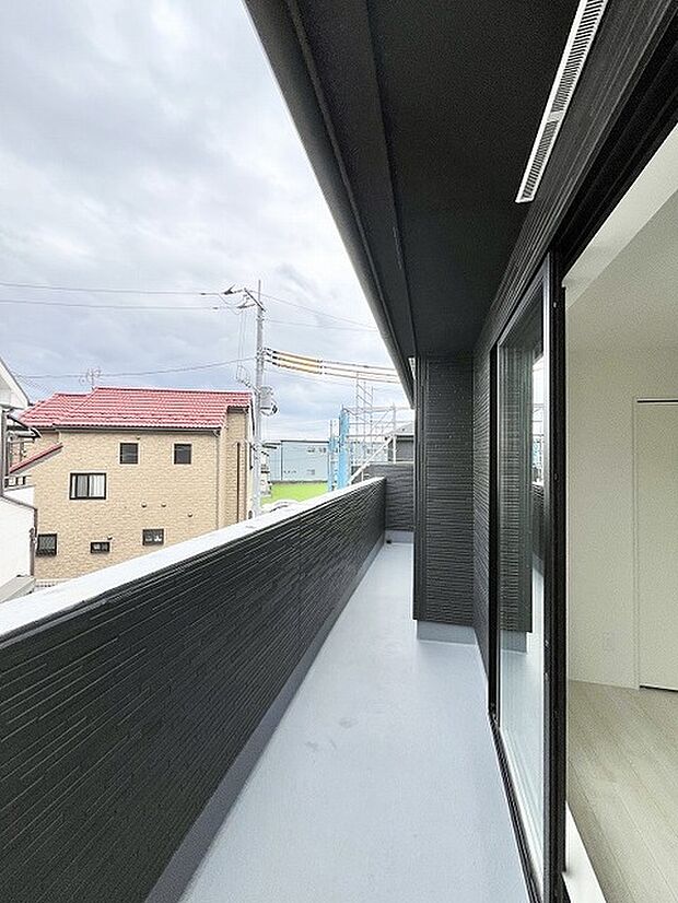 落ち着いた色合いの外壁が印象的な、日々の暮らしに静かな安らぎをもたらす開放的な空間です。