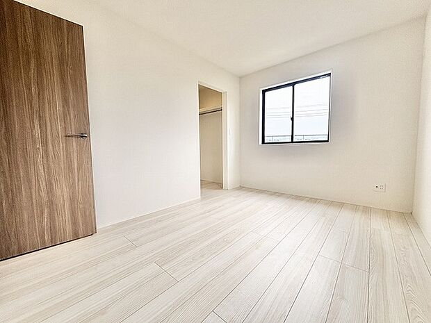 木目の温もりを感じるナチュラルな内装が、日々の暮らしに穏やかな安らぎをもたらします。