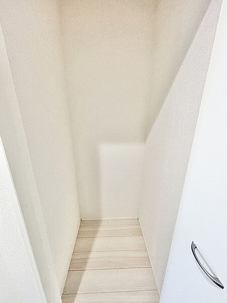余計な装飾を削ぎ落としたシンプルな空間は、日常のさまざまな場面で使いやすく、暮らしに静かな調和をもたらします。