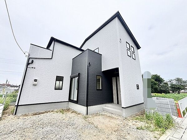 モノトーンのコントラストが洗練された印象を与え、街並みに静かに馴染むモダンで端正な佇まいが魅力です。