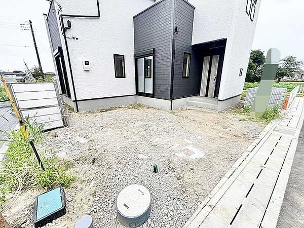 洗練されたモノトーンの外観が際立つ、開放感のある敷地が日々の暮らしにゆとりをもたらします。