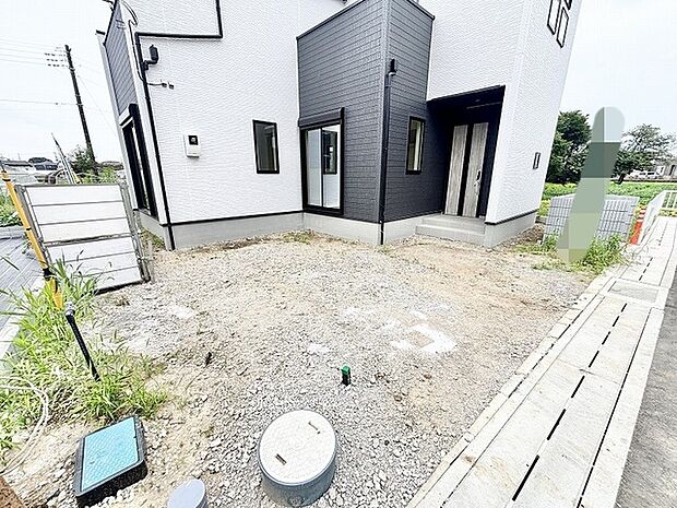 洗練されたモノトーンの外観が際立つ、開放感のある敷地が日々の暮らしにゆとりをもたらします。