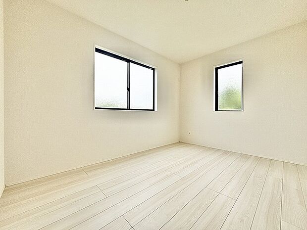 住まう人の個性を映し出す、余白の美しさを大切にしたシンプルな空間が広がります。