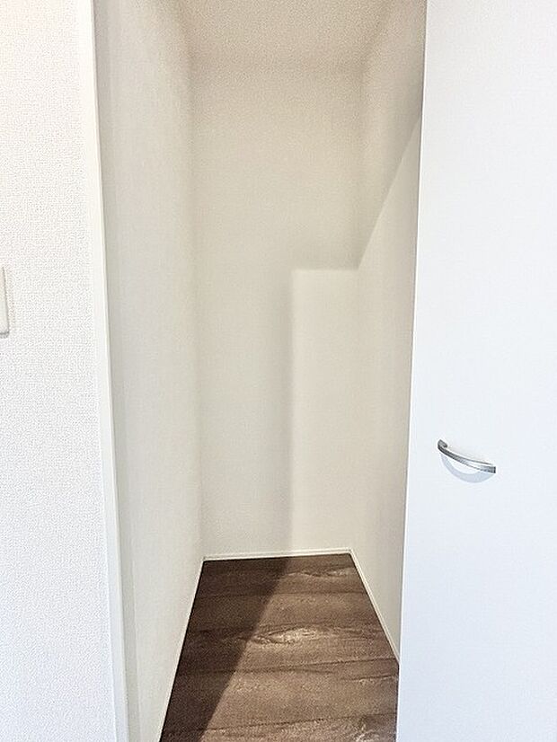 すっきりと無駄のないシンプルな空間が、日々の暮らしに心地よい余白を生み出してくれます。