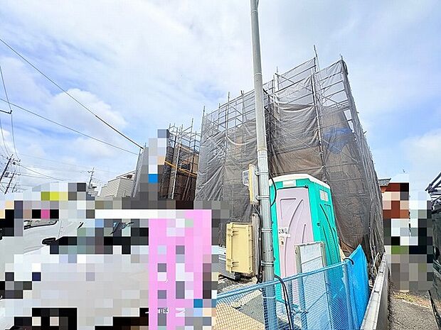 新しい暮らしの形が少しずつ形作られていく、期待感に満ちた建設現場の様子です。