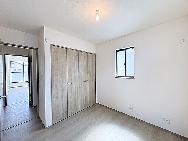 住む人の個性を引き立てる、余白を大切にしたシンプルで落ち着きのある空間です。