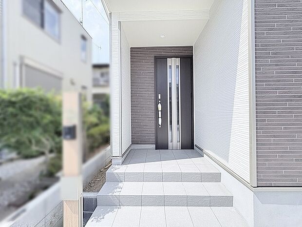 落ち着いた色合いの素材が洗練された印象を与え、日々の帰宅を穏やかな気持ちで迎えられる空間です。